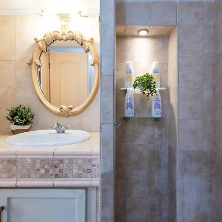 Mainavenue White Tower